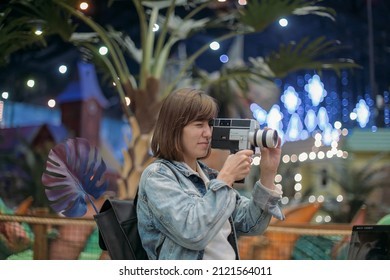 1660666534696386.jpg director-photography-camera-his-hands-260nw-2121564011-w451.jpg